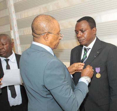 Le PDG reçoit sa médaille de Chevalier de l’Ordre du mérite Camerounais à titre de régularisation. Le Promoteur de Tamecomputer Formation remercie le Chef de l’Etat pour un décret de 2018 qui lui attribuait la médaille de Chevalier de l’ordre du mérite Camerounais pour le compte du 20 Mai 2018. C’est le Gouverneur de la région du Centre qui a procédé à la remise de la médaille.