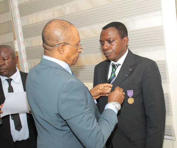 Le Gouverneur de la région du Centre remet la médaille de Chevalier de l'ordre du mérite Camerounais attribué au PDG de TAME Computer par décret N° 2018/432 du 25 Juillet 2018.
